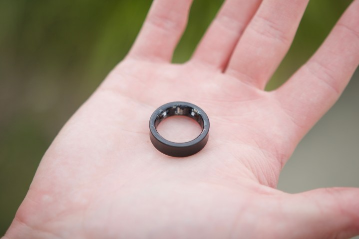La bague Samsung Galaxy allongée sur la paume de quelqu'un.