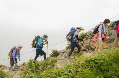 Les touristes louent des jambes robotiques pour gravir une montagne