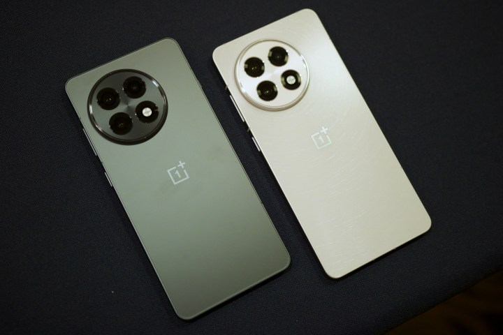 Les deux couleurs du OnePlus 13r l'une de l'autre.