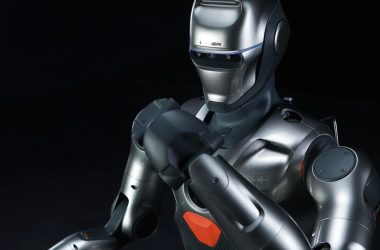 Regardez ce robot humanoïde effectuer un flip avant dans le monde d'abord