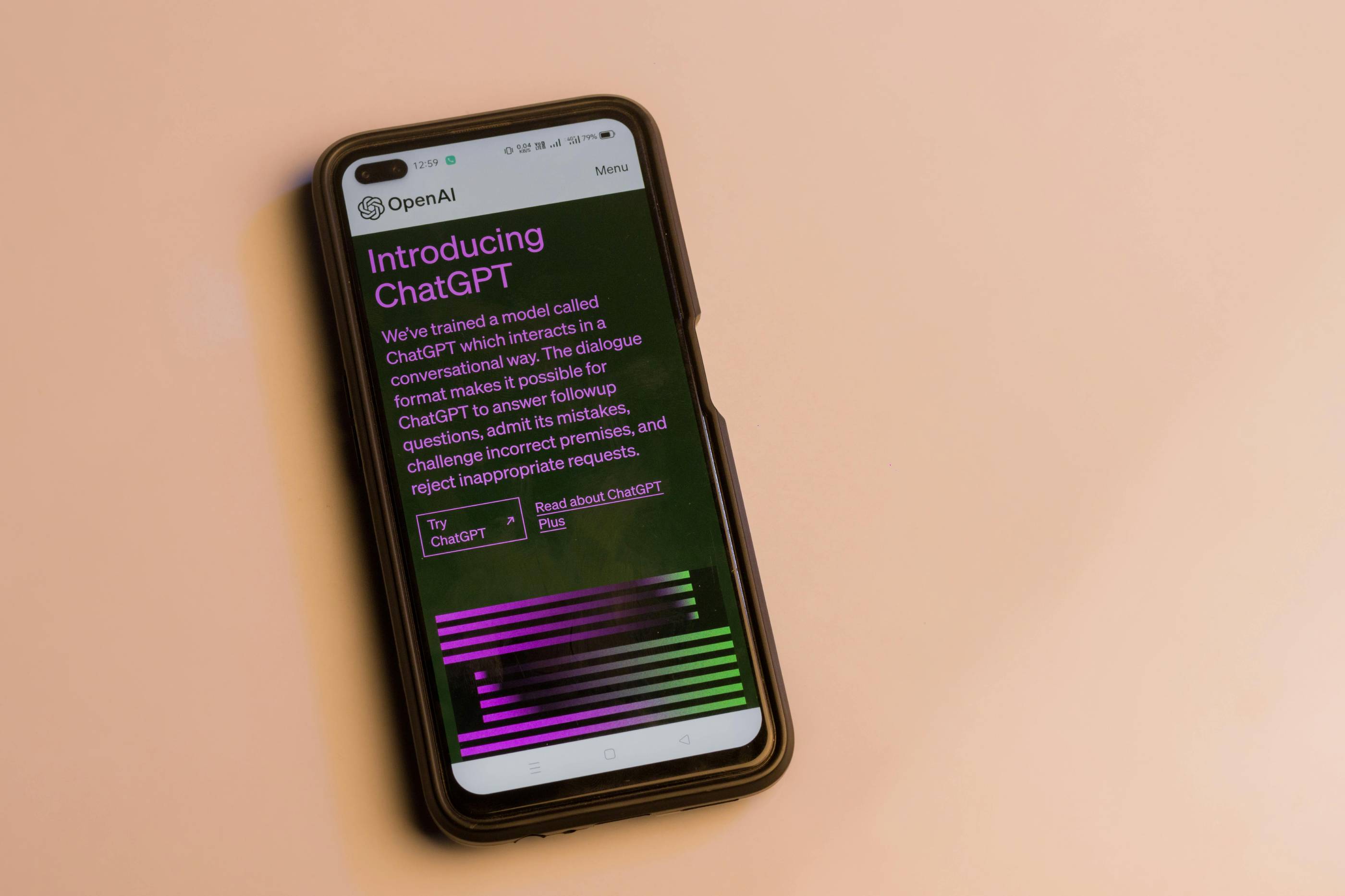 Un téléphone affichant la page d'accueil de Chatgpt sur un Background beige.