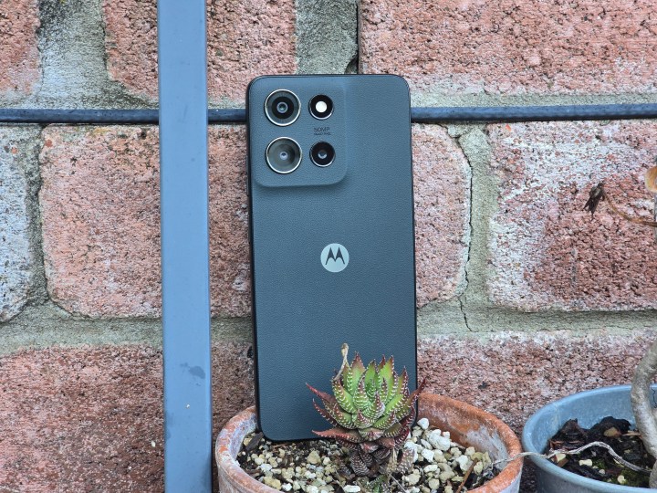 Moto G 2025 s'est soutenu derrière une plante