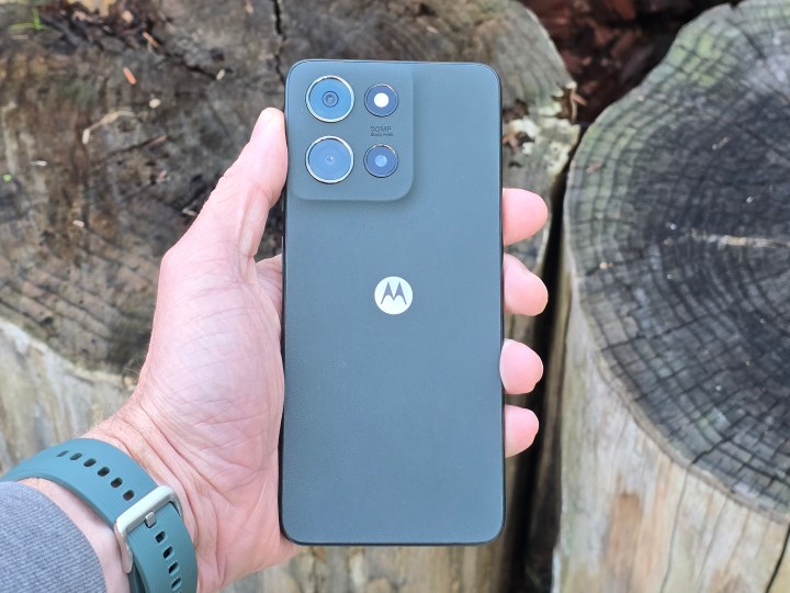 Moto G 2025 Design arrière complet à la main