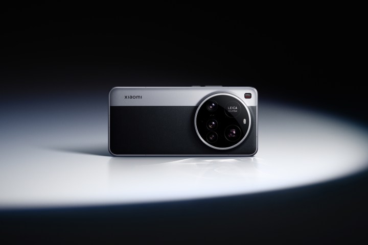 Le Xiaomi 15 Ultra en noir et argent.