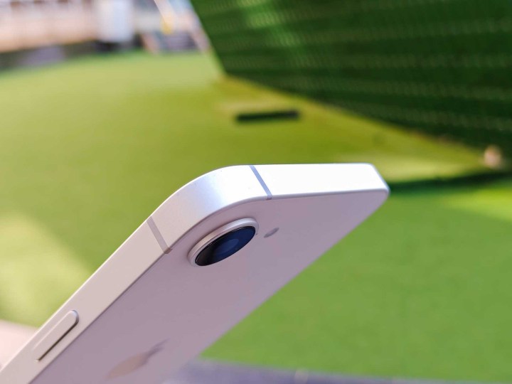 Le bord supérieur de l'iPhone 16E