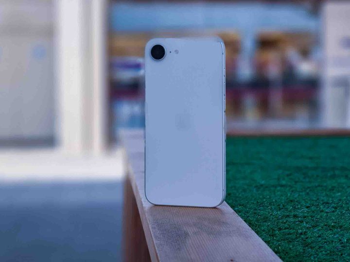 L'arrière de l'iPhone 16e en blanc