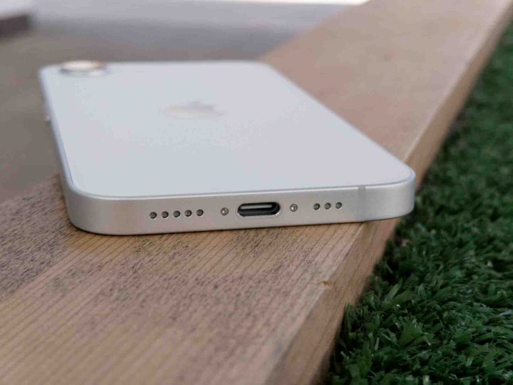 Le port USB-C sur l'iPhone 16E