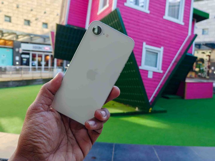 L'arrière de l'iPhone 16e dans une main