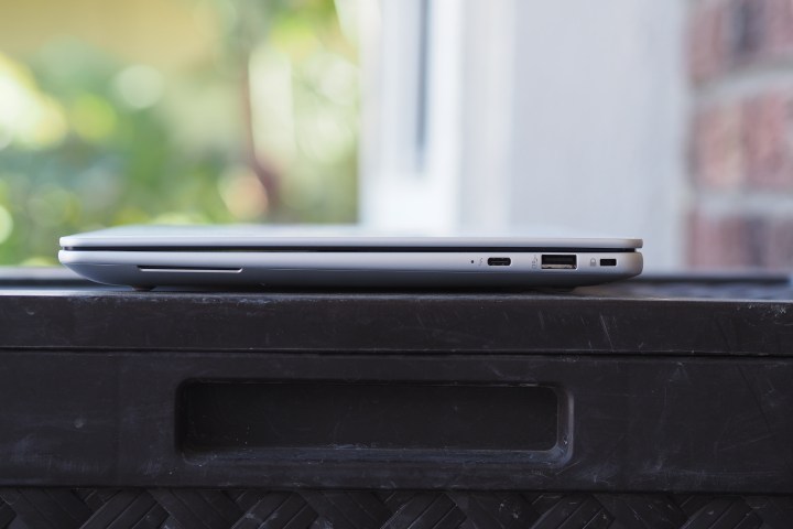 HP Elitebook X G1A View du côté droit montrant les ports.