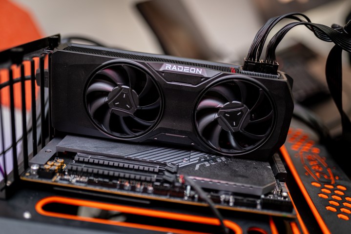 RX 7700 XT d'AMD dans un banc d'essai.