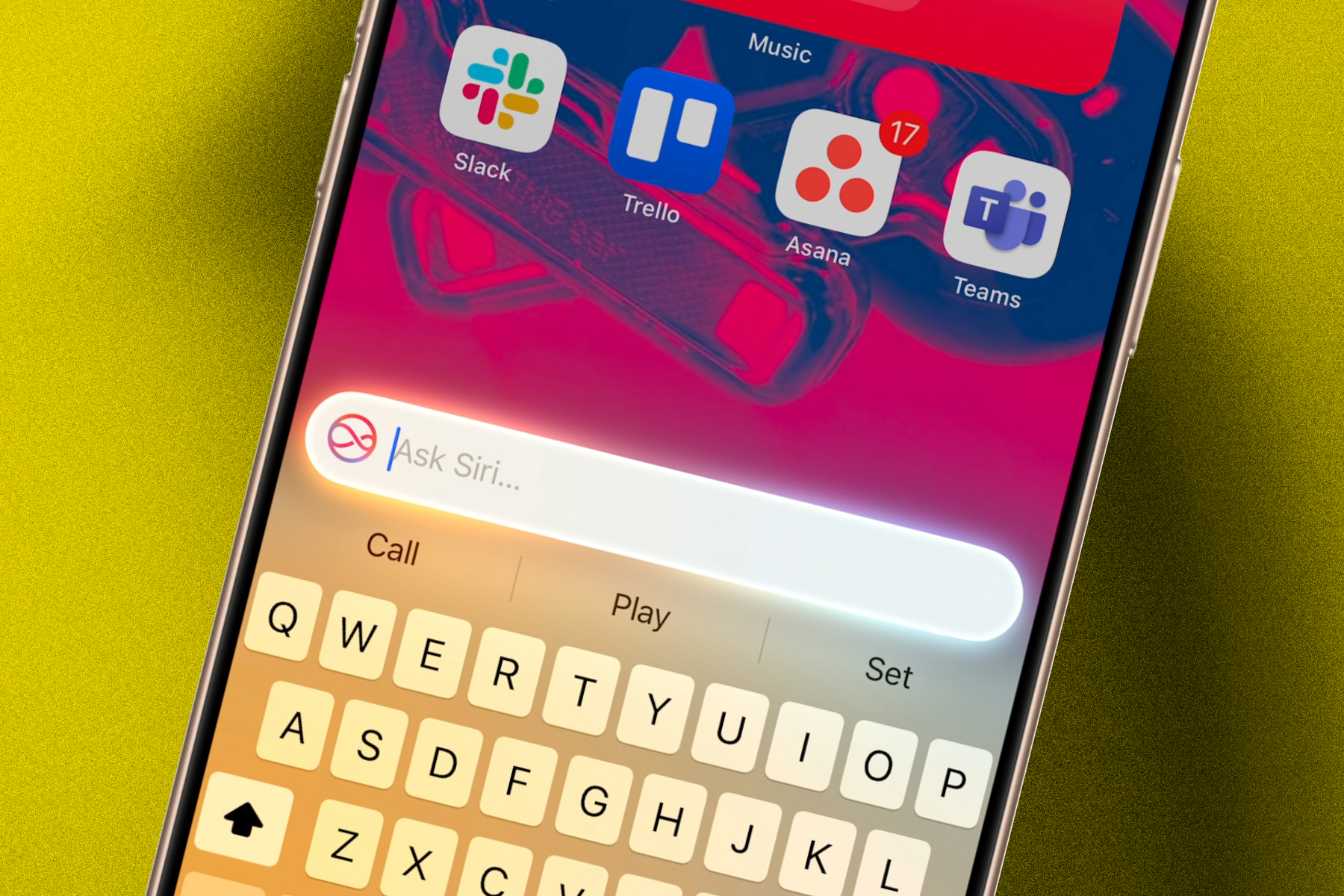 Invoquer Siri sur iPhone.