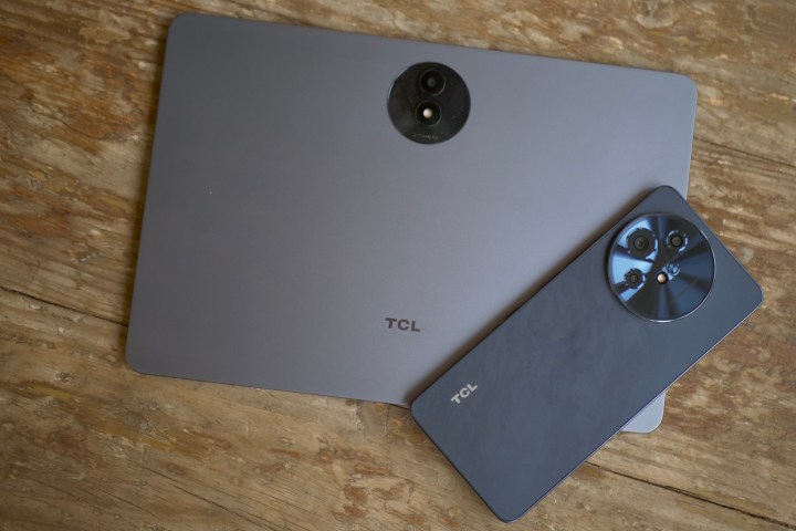 Le TCL 60 XE NXTPaper et le TCL NXTPaper 11 Plus.