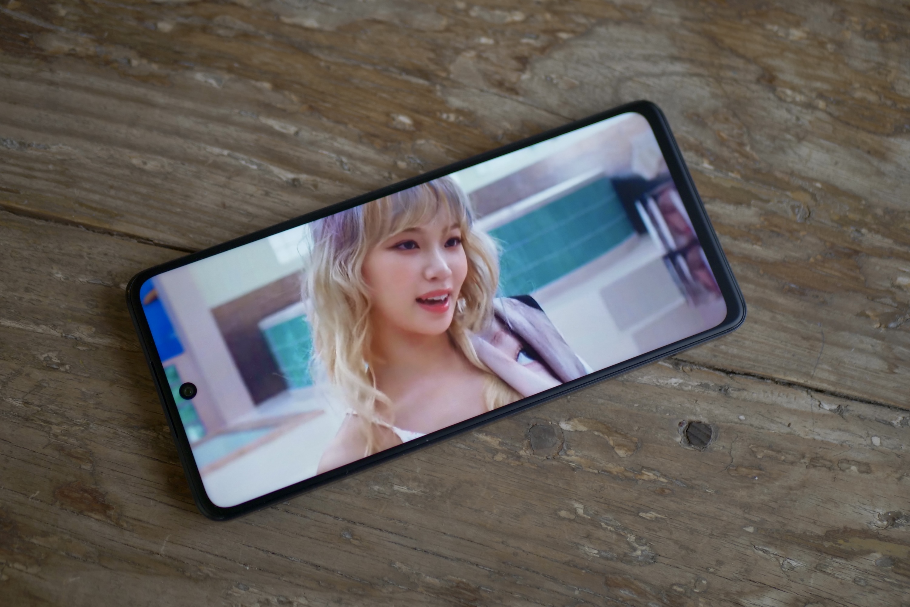 Vidéo jouant sur le téléphone TCL 60 XE NXTPaper.