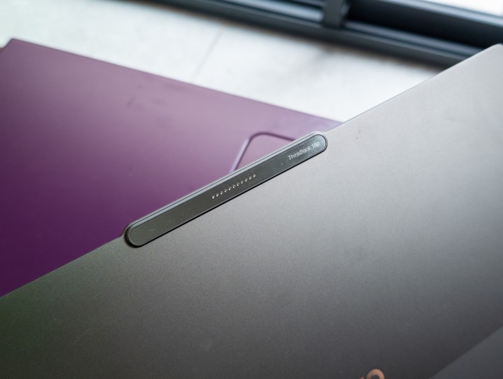 Connecteurs de broches Pogo sur le concept de Lenovo 2nd Affichage illustré au MWC 2025