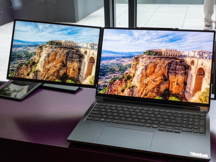 Concept de double affichage Lenovo illustré au MWC 2025