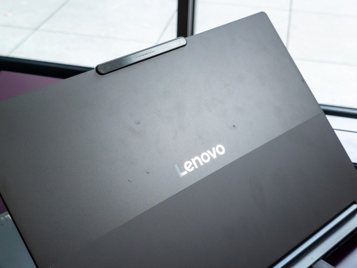 Connecteurs de broches Pogo sur le concept de Lenovo 2nd Affichage illustré au MWC 2025