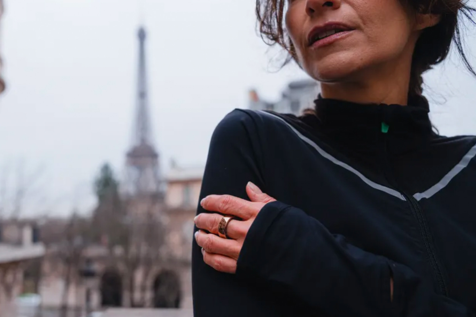 Personne portant l'anneau circulaire 2