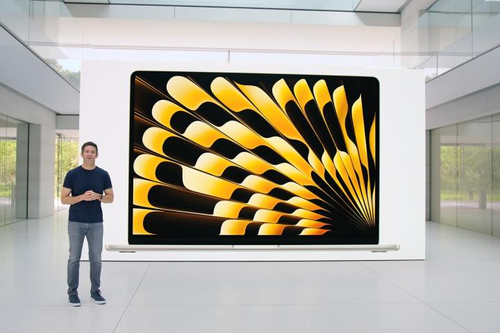 John Ternus d'Apple introduisant le MacBook Air de 15 pouces à la conférence mondiale des développeurs (WWDC) en 2023.