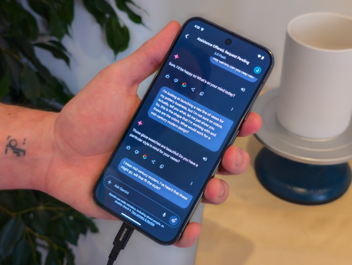 Application Gemini Live sur la Galaxy S25 Ultra diffusée à un téléviseur montrant l'application Gemini affichant la transcription d'une conversation et les étapes prises