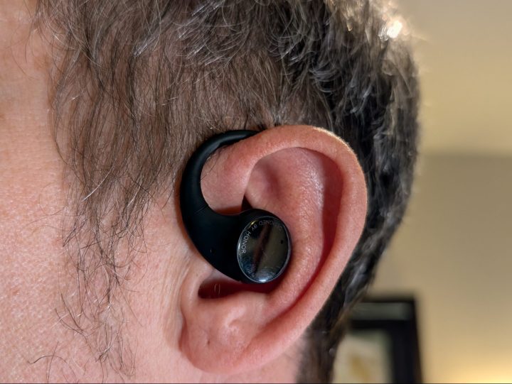 Honneur des écouteurs ouverts en gros plan de l'oreille