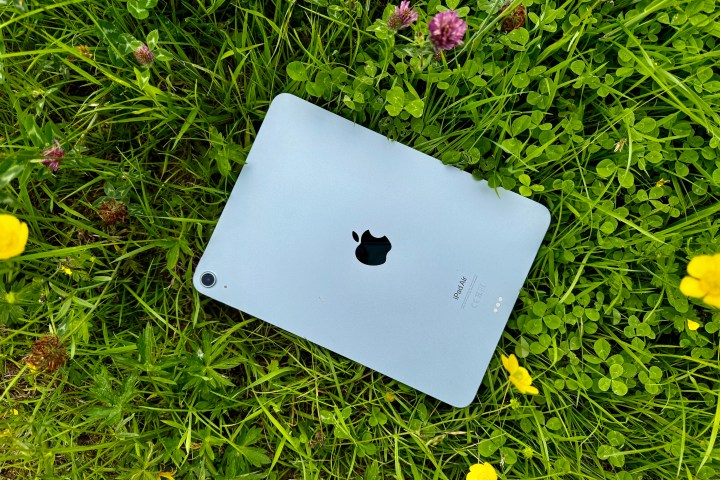 L'arrière de l'iPad Air (2024) allongé sur l'herbe.