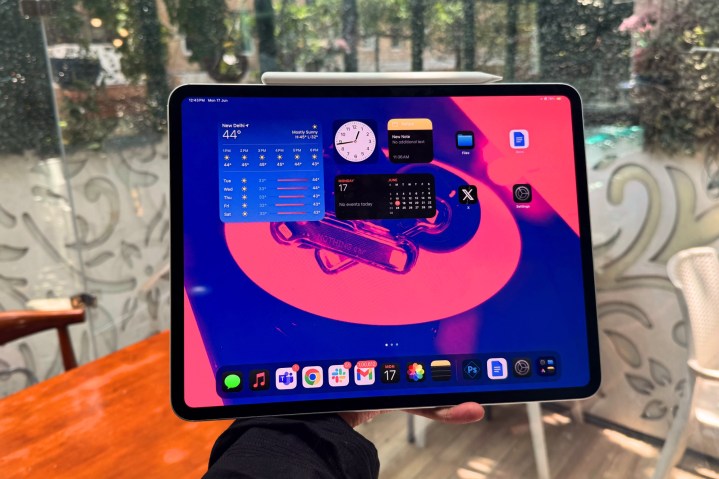 Écran d'accueil d'un iPad Pro qui démarre iPados 18.