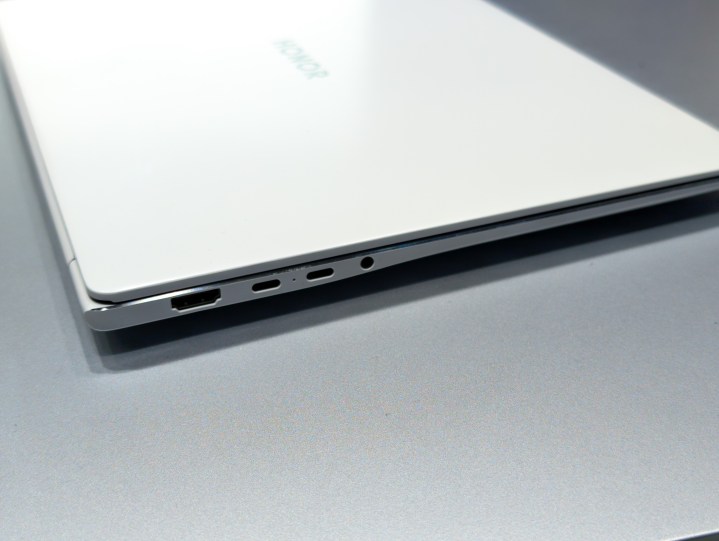 Les ports USB-C, HDMI et casque de casque sur l'honneur Magicbook Pro 14 en blanc