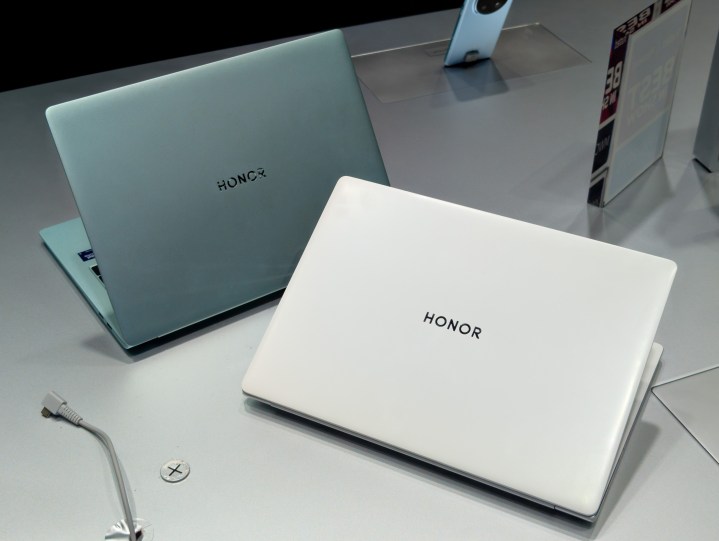 The Honor MagicBook Pro 14 en vert et blanc