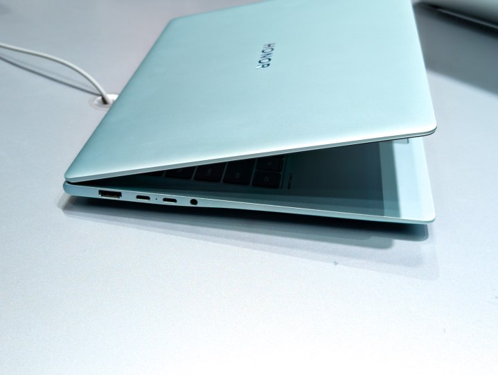 Les ports latéraux de l'honneur Magicbook Pro 14 en vert