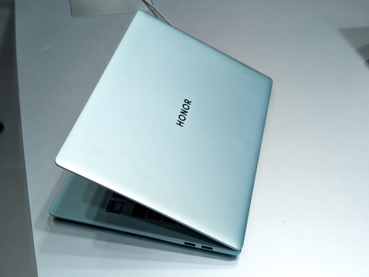 The Honor MagicBook Pro 14 en vert