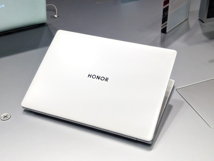 Le couvercle de l'honneur Magicbook Pro 14 en blanc