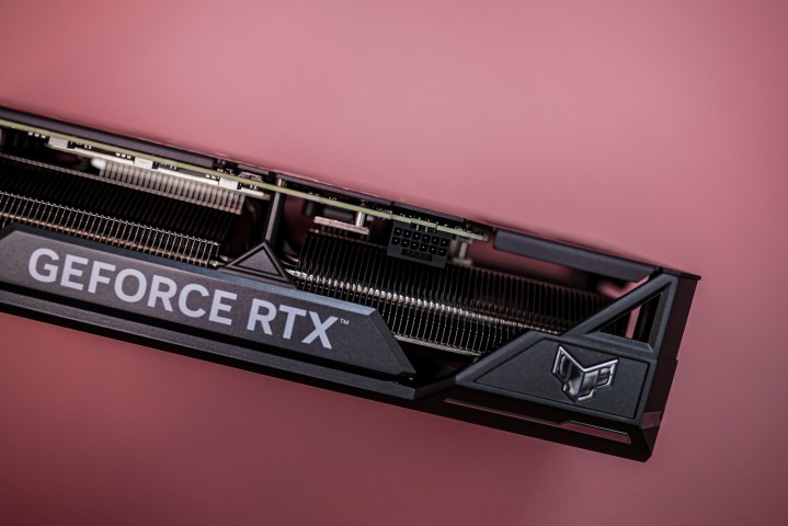 Adaptateur d'alimentation sur la carte super graphique RTX 4070 TI.