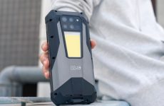 Déplacez-vous sur iPhone, voici un téléphone avec une batterie massive et un projecteur intégré