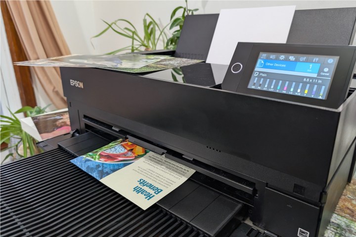 L'Epson Surecolor P900 fonctionne avec une variété de supports jusqu'à 1,5 mm d'épaisseur.