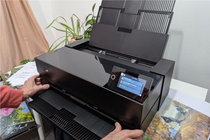 Assurez-vous que le plateau de mangeoire avant de SureColor P900 est entièrement engagé avant d'imprimer.