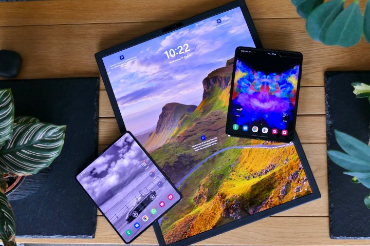 L'Asus ZenBook plit 17 avec le Galaxy Z Fold 4 et Galaxy Fold.