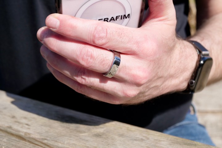 Une personne portant l'air Ringconn Gen 2.