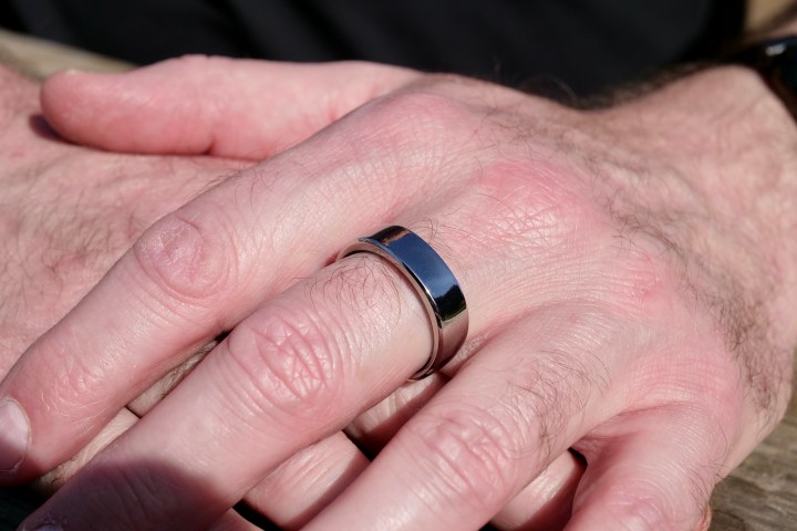 Une personne portant l'air Ringconn Gen 2.