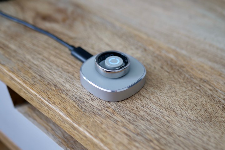 Le Ringconn Gen 2 a l'air sur son socle de charge.