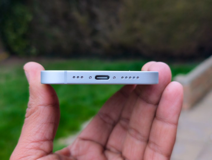 Le port USB-C sur l'iPhone 16E en blanc