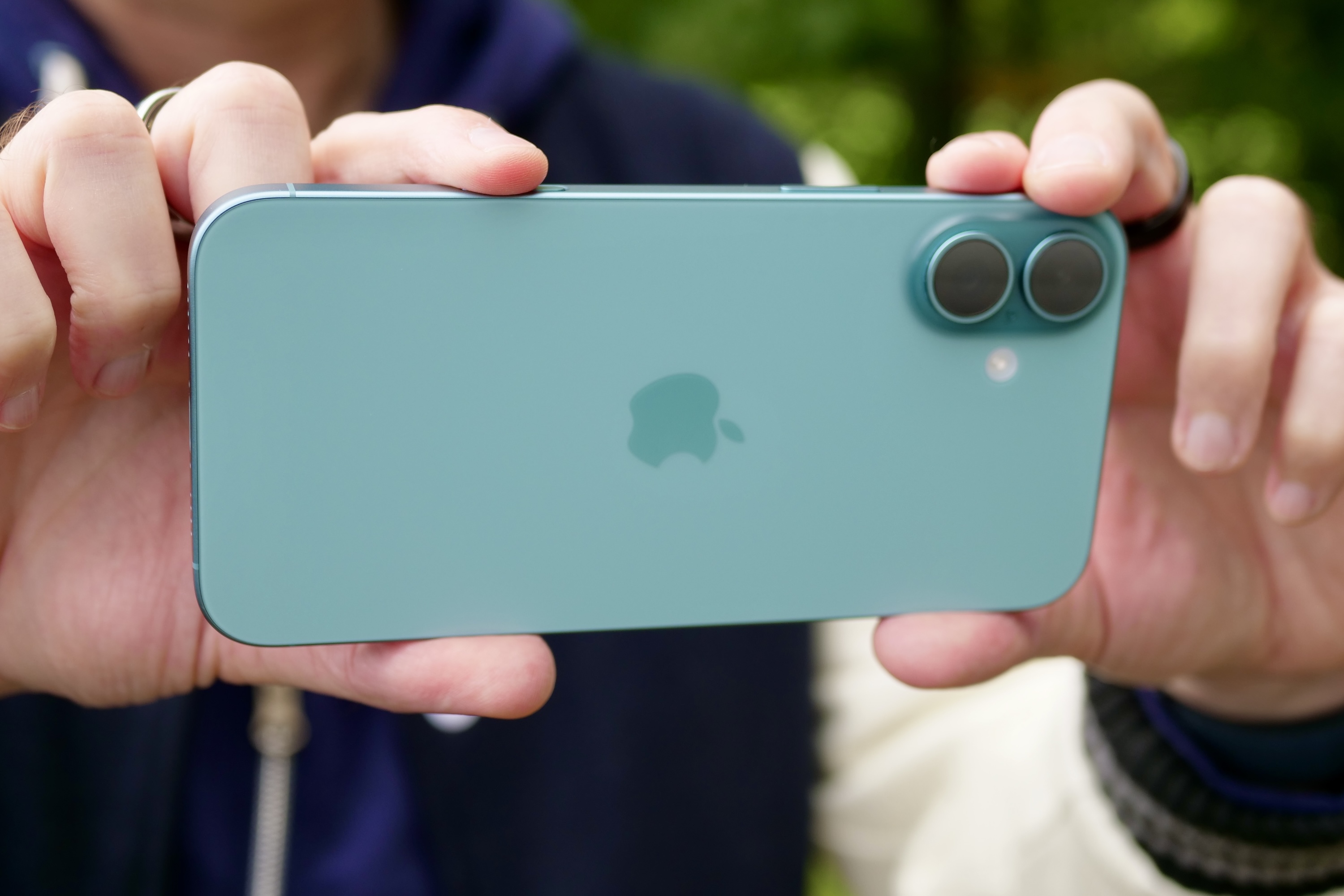 Une personne prenant une photo avec l'Apple iPhone 16 Plus.