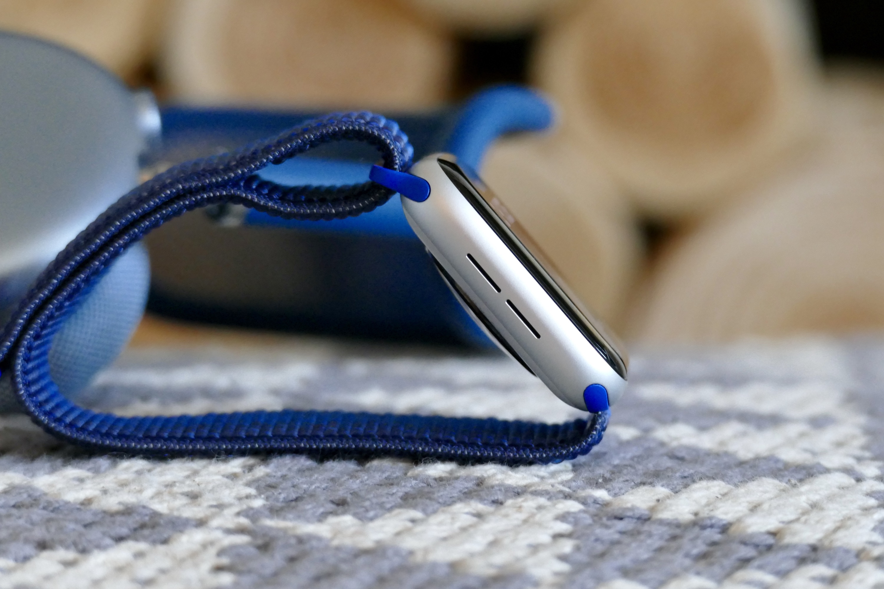 Le côté de l'Apple Watch SE 2 montrant les haut-parleurs.