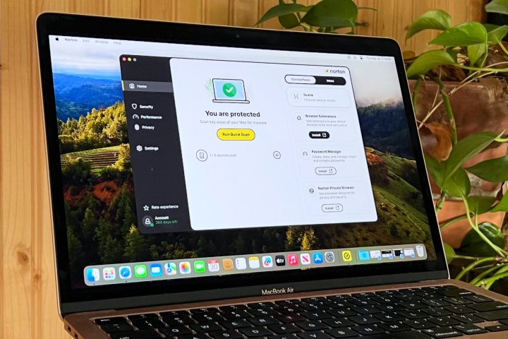 Un MacBook Air exécute le logiciel antivirus de luxe Norton 360.