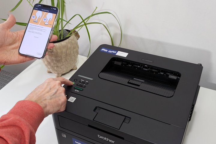 Le frère HL-L2460DW était facile à installer et que le Wi-Fi connecté était presque sans effort.