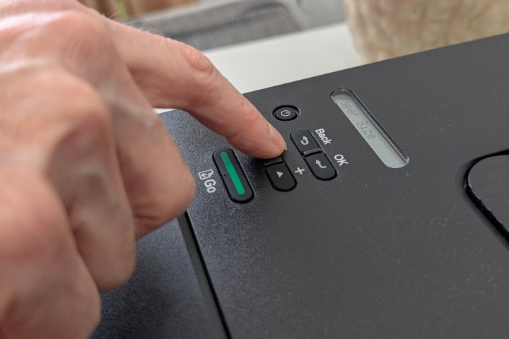 Le HL-L2460DW a un petit écran en une ligne, mais la navigation est toujours facile.