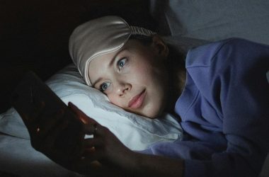 Regarder un écran au lit ruine le sommeil pour nous tous