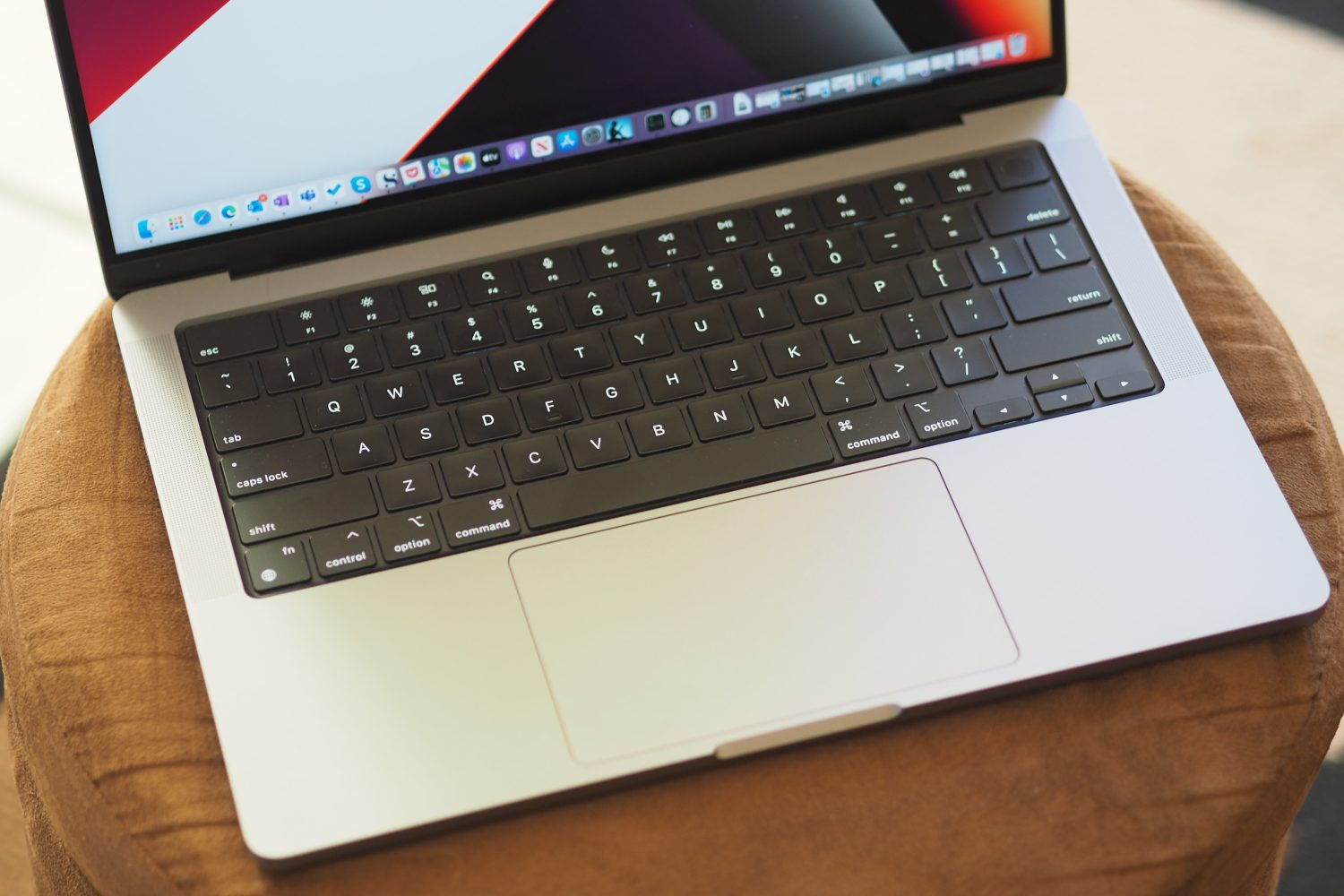APPLE MACBOOK PRO 14 Vue en haut en bas montrant le clavier et le pavé tactile.