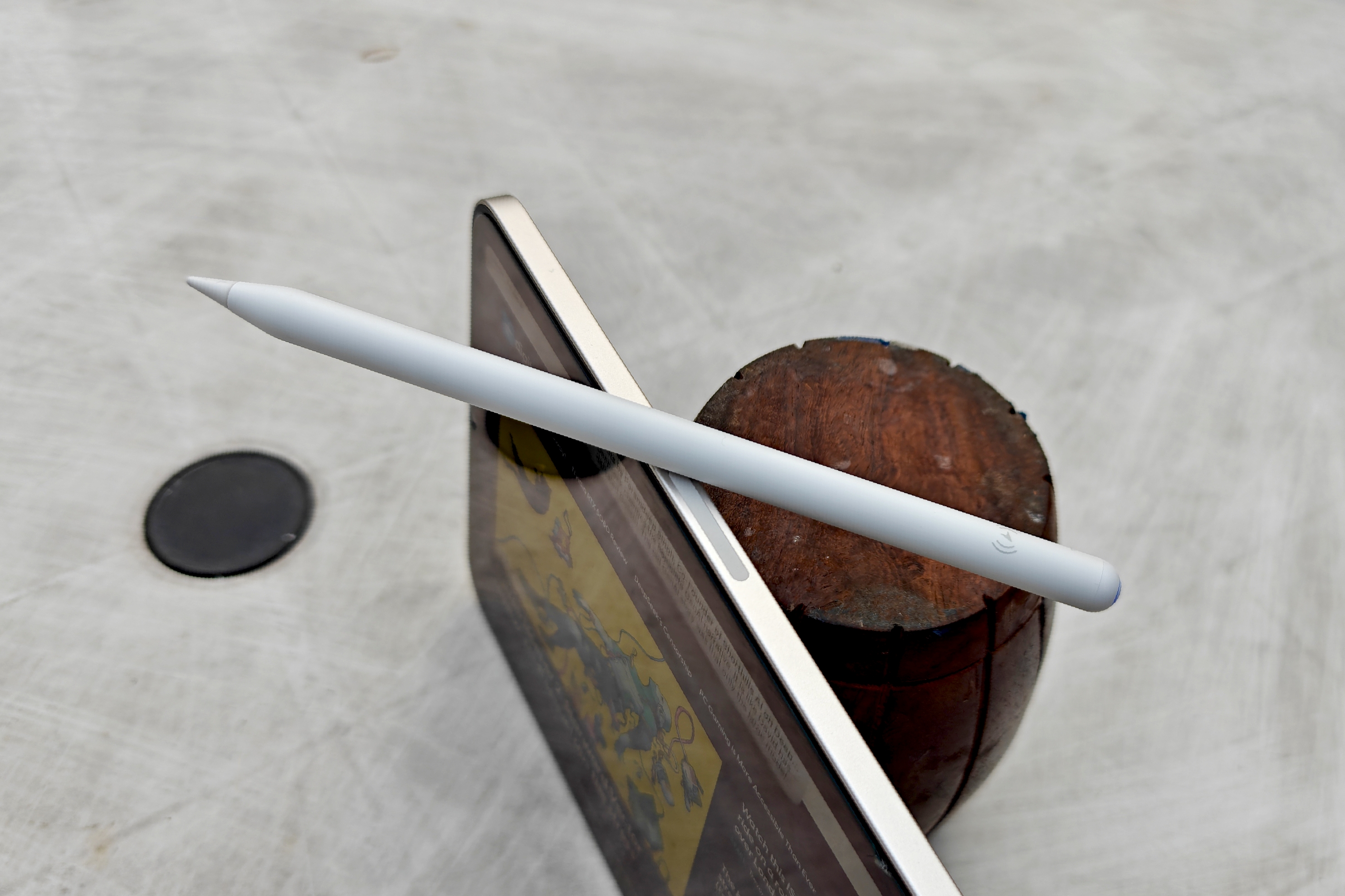 Crayon numérique ESR Geo placé au sommet d'un iPad mini.