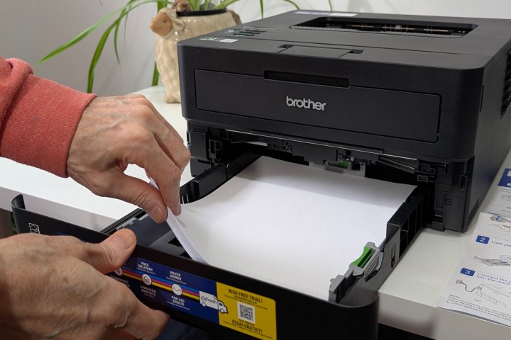 Tout est clairement étiqueté sur le frère HL-L2460DW.