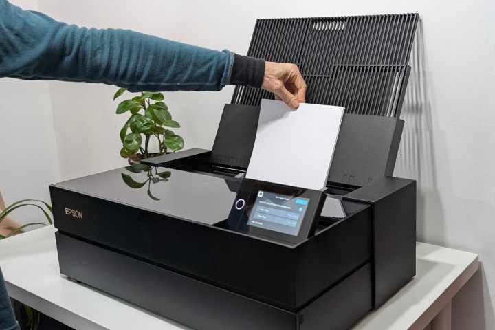 L'Epson Surecolor P900 est une imprimante au format large qui prend beaucoup d'espace de bureau.